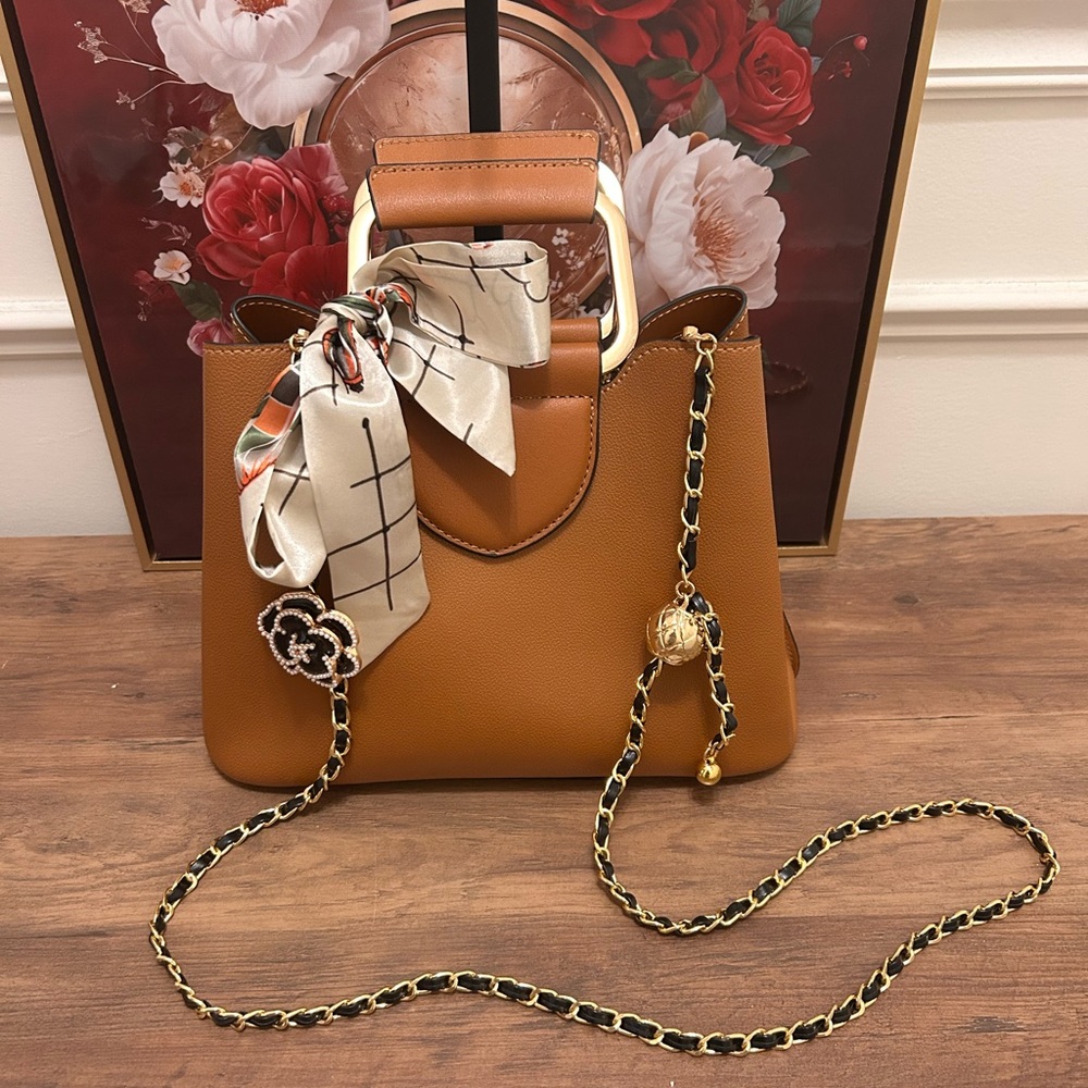 Elegant Tan Handbag with Chain Strap - Picture 3 of 9